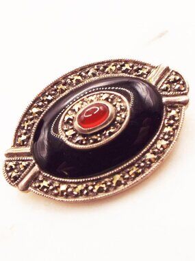 VINTAGE STERLING SILVER MARCASITE, ONYX AND CARNELLIAN OVAL CABOCHON OVAL PIN L